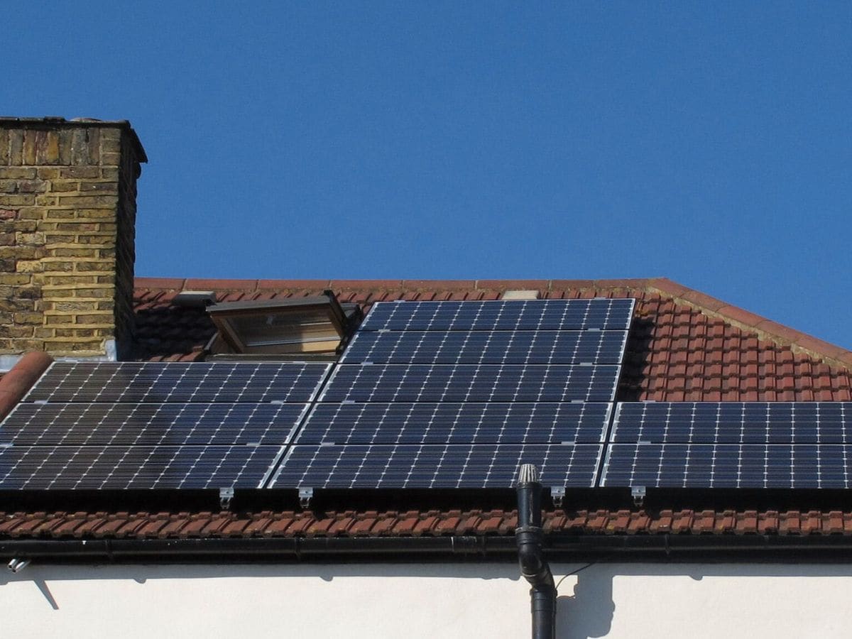 Zonnepanelen op een pannendak