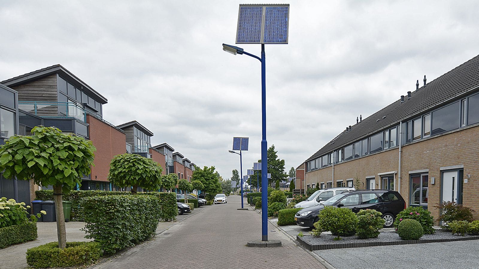 Nederlandse woonstraat met rijtjeswoningen
